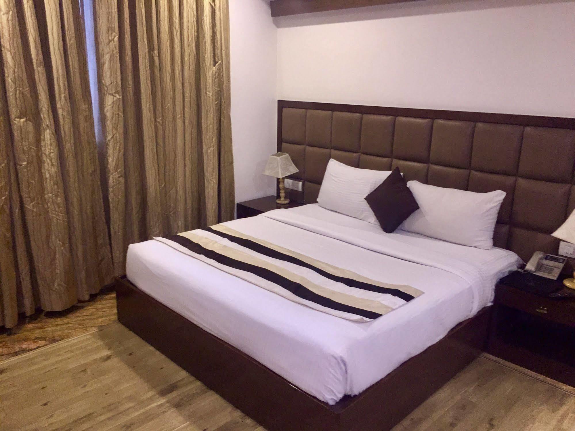 Taurus Sarovar Portico New Delhi Eksteriør bilde